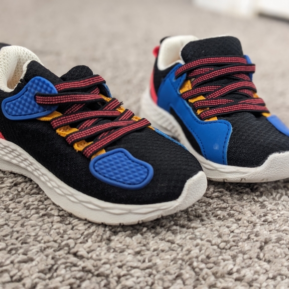 NEVER WORN Carters Toddler Size 6 shoe - Picture 4 of 6